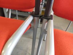  - partij eromes stapelstoelen oranje stof grijs metalen frame koppelbaar (28)