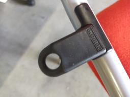  - partij eromes stapelstoelen oranje stof grijs metalen frame koppelbaar (30)