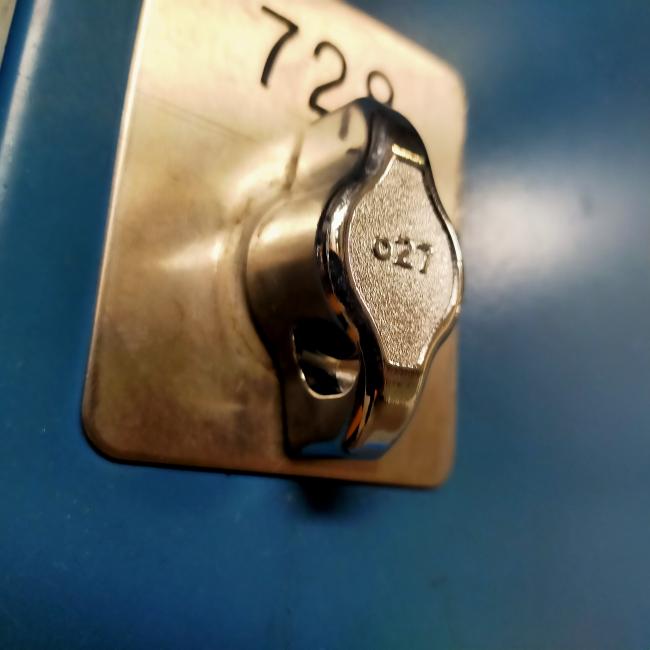 - 12x 8-deurs oostwoud met draaiknoppen voor evt hangsloten (48)