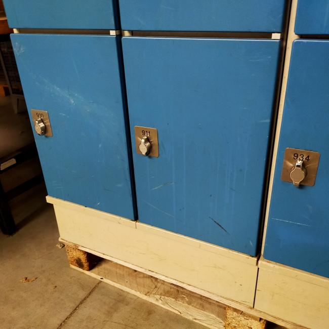  - 12x 8-deurs oostwoud met draaiknoppen voor evt hangsloten (51)