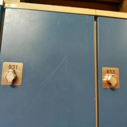  - 12x 8-deurs oostwoud met draaiknoppen voor evt hangsloten (52)