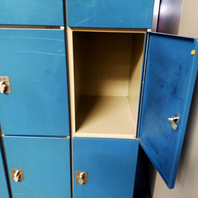  - 12x 8-deurs oostwoud met draaiknoppen voor evt hangsloten (54)