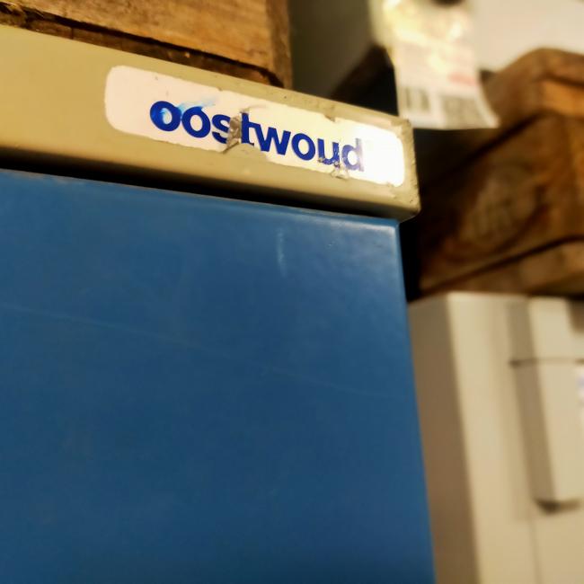 - 12x 8-deurs oostwoud met draaiknoppen voor evt hangsloten (59)