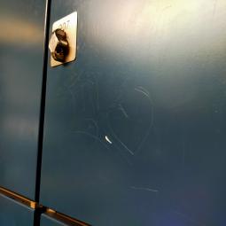 - 12x 8-deurs oostwoud met draaiknoppen voor evt hangsloten (44)