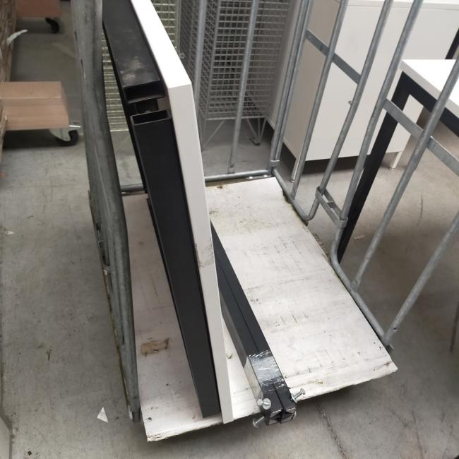  - 2x 80x80 cm wit blad zwarte metalen poten gedemonteerd (36)