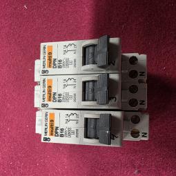  - 3x B16 merlin gerin   (1)