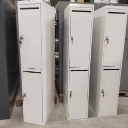  - 3x 2-deurs witte metalen lockerkasten (6)