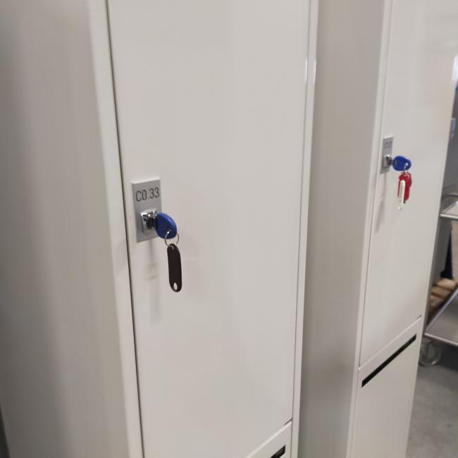  - 3x 2-deurs witte metalen lockerkasten (9)