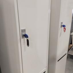  - 3x 2-deurs witte metalen lockerkasten (9)