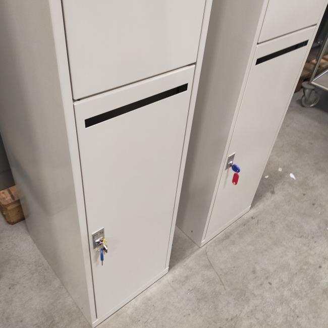  - 3x 2-deurs witte metalen lockerkasten (10)