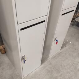  - 3x 2-deurs witte metalen lockerkasten (10)