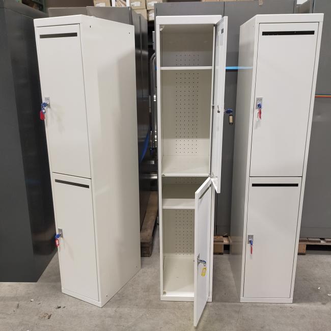  - 3x 2-deurs witte metalen lockerkasten (12)