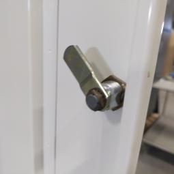  - 3x 2-deurs witte metalen lockerkasten (15)