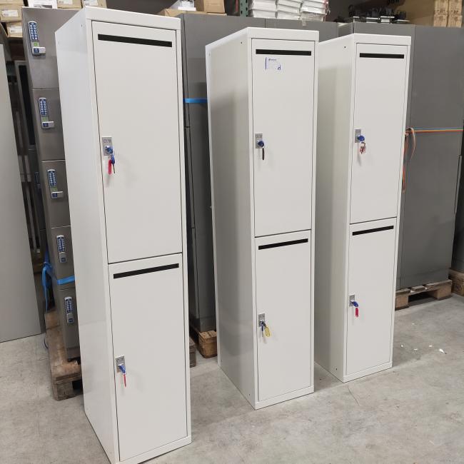  - 3x 2-deurs witte metalen lockerkasten (17)