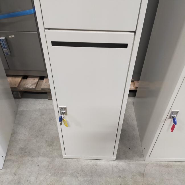  - 3x 2-deurs witte metalen lockerkasten (19)