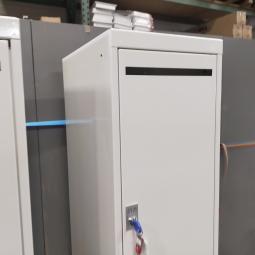  - 3x 2-deurs witte metalen lockerkasten (20)