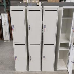  - 3x 2-deurs witte metalen lockerkasten (114)