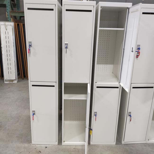  - 3x 2-deurs witte metalen lockerkasten (115)
