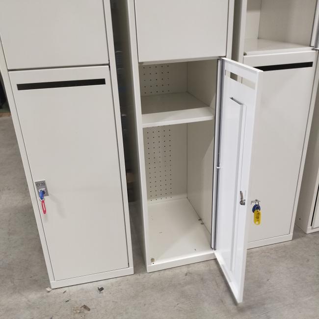  - 3x 2-deurs witte metalen lockerkasten (117)