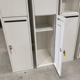  - 3x 2-deurs witte metalen lockerkasten (117)