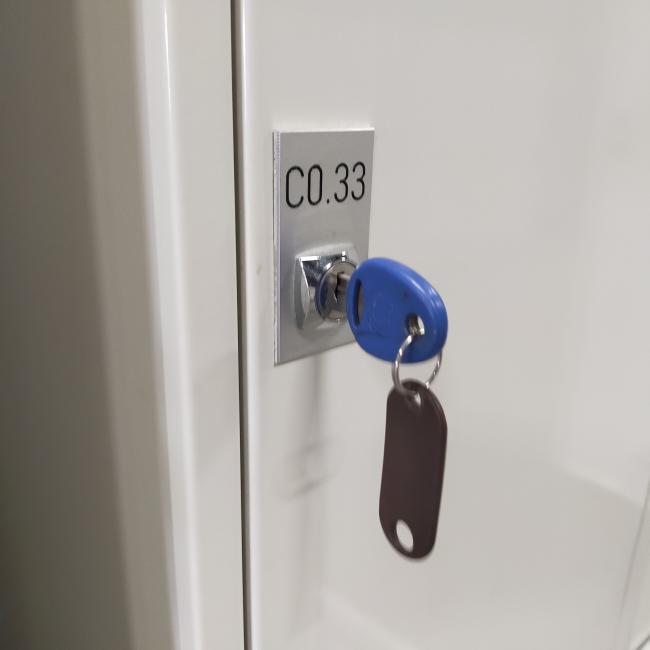  - 3x 2-deurs witte metalen lockerkasten (121)