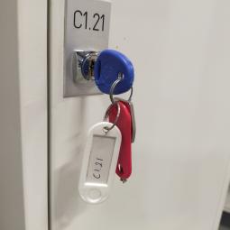 - 3x 2-deurs witte metalen lockerkasten (4)