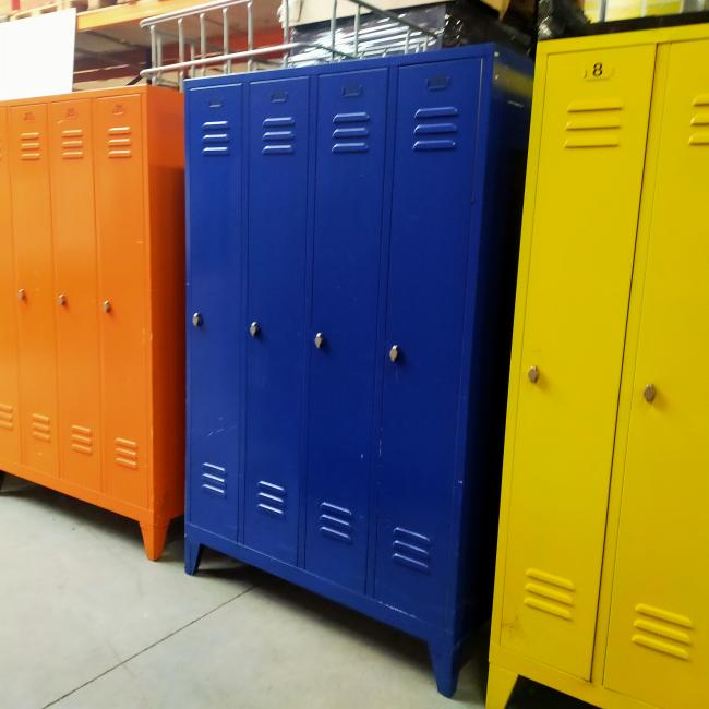  - 4-deurs industriele metalen lockerkasten div kleuren met lakschade (15)