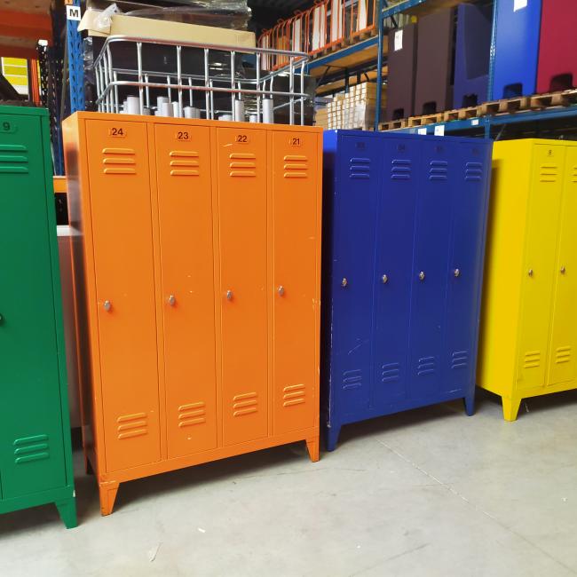  - 4-deurs industriele metalen lockerkasten div kleuren met lakschade (24)