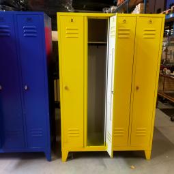  - 4-deurs industriele metalen lockerkasten div kleuren met lakschade (61)