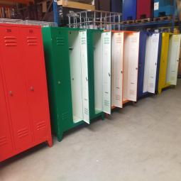  - 4-deurs industriele metalen lockerkasten div kleuren met lakschade (84)