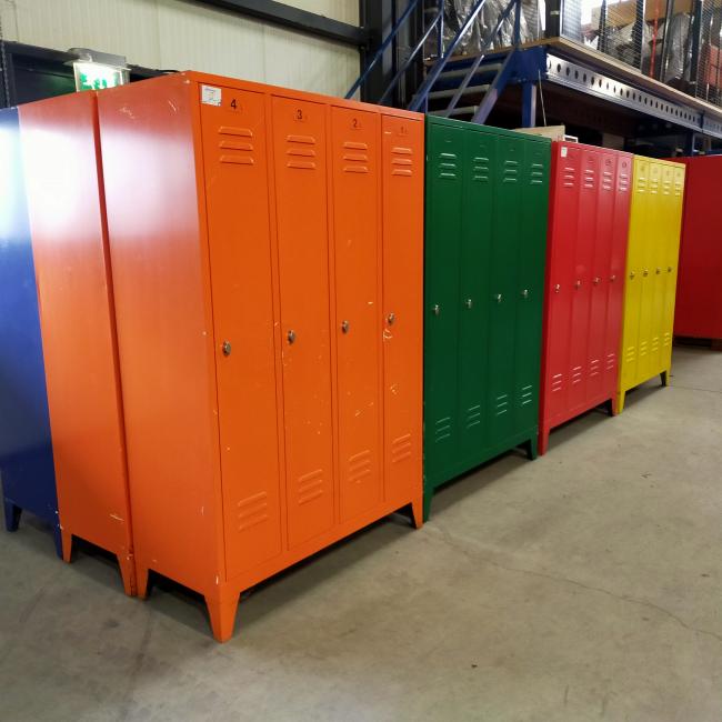  - 4-deurs industriele metalen lockerkasten div kleuren met lakschade (122)