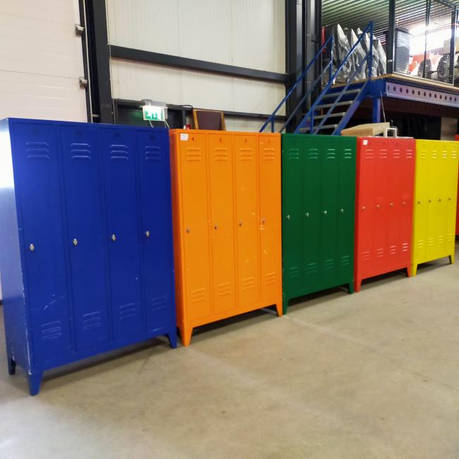  - 4-deurs industriele metalen lockerkasten div kleuren met lakschade (123)
