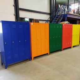  - 4-deurs industriele metalen lockerkasten div kleuren met lakschade (123)