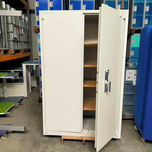  - 4x 795,- p.st. De Raat 195x126x55 grote zware brandvertragende kluiskasten met sleutel en 4 schappen cm (59)