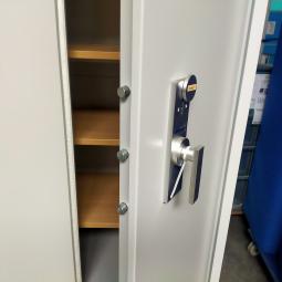  - 4x 795,- p.st. De Raat 195x126x55 grote zware brandvertragende kluiskasten met sleutel en 4 schappen cm (60)