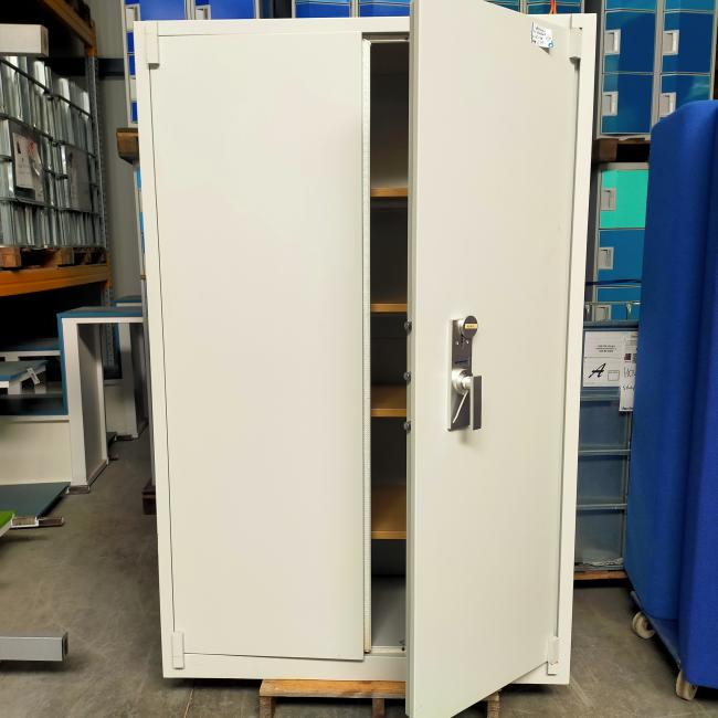  - 4x 795,- p.st. De Raat 195x126x55 grote zware brandvertragende kluiskasten met sleutel en 4 schappen cm (62)