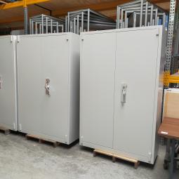  - 4x 795,- p.st. De Raat 195x126x55 grote zware brandvertragende kluiskasten met sleutel en 4 schappen cm (66)