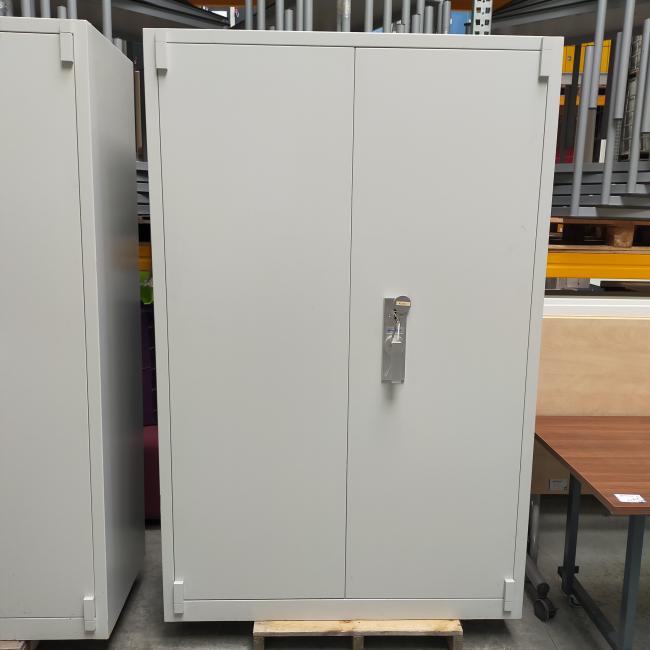  - 4x 795,- p.st. De Raat 195x126x55 grote zware brandvertragende kluiskasten met sleutel en 4 schappen cm (67)
