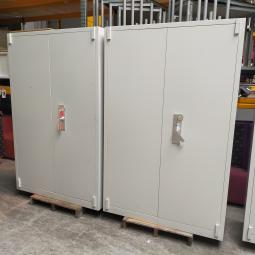  - 4x 795,- p.st. De Raat 195x126x55 grote zware brandvertragende kluiskasten met sleutel en 4 schappen cm (68)