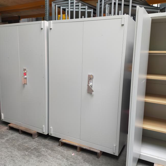  - 4x 795,- p.st. De Raat 195x126x55 grote zware brandvertragende kluiskasten met sleutel en 4 schappen cm (74)