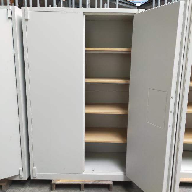  - 4x 795,- p.st. De Raat 195x126x55 grote zware brandvertragende kluiskasten met sleutel en 4 schappen cm (75)