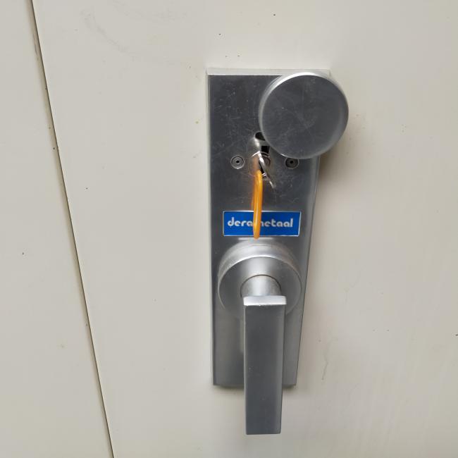  - 4x 795,- p.st. De Raat 195x126x55 grote zware brandvertragende kluiskasten met sleutel en 4 schappen cm (78)