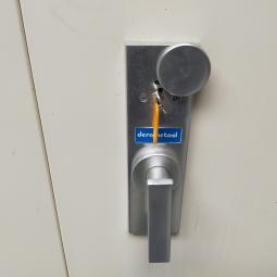  - 4x 795,- p.st. De Raat 195x126x55 grote zware brandvertragende kluiskasten met sleutel en 4 schappen cm (78)