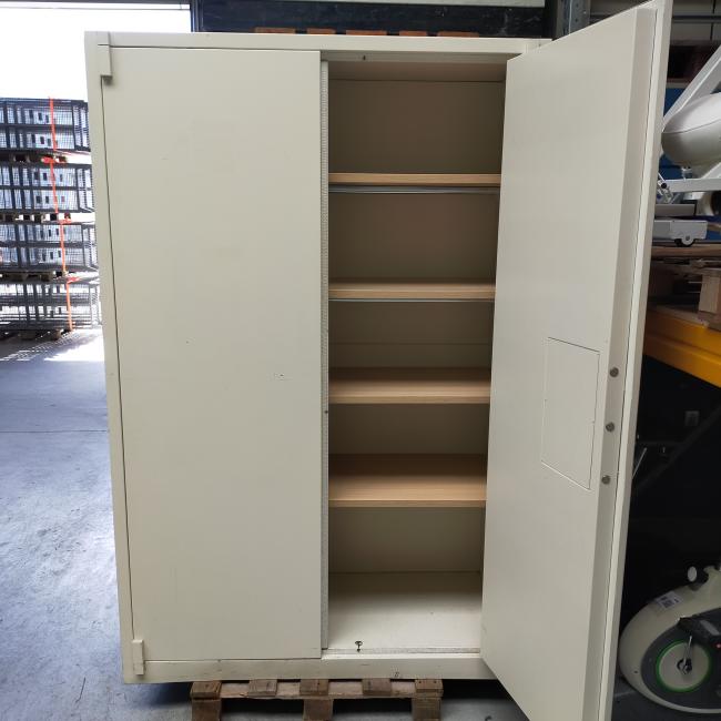  - 4x 795,- p.st. De Raat 195x126x55 grote zware brandvertragende kluiskasten met sleutel en 4 schappen cm (79)