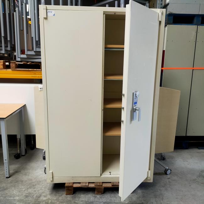  - 4x 795,- p.st. De Raat 195x126x55 grote zware brandvertragende kluiskasten met sleutel en 4 schappen cm (41)