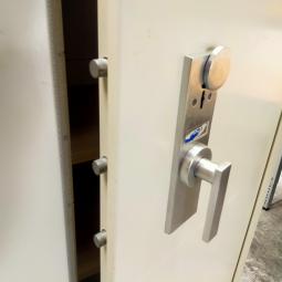 - 4x 795,- p.st. De Raat 195x126x55 grote zware brandvertragende kluiskasten met sleutel en 4 schappen cm (42)