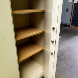  - 4x 795,- p.st. De Raat 195x126x55 grote zware brandvertragende kluiskasten met sleutel en 4 schappen cm (45)