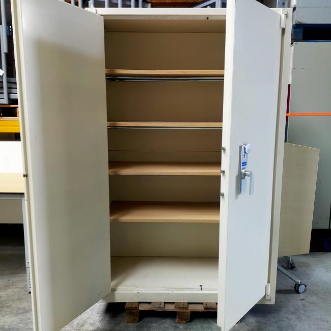  - 4x 795,- p.st. De Raat 195x126x55 grote zware brandvertragende kluiskasten met sleutel en 4 schappen cm (47)