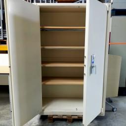  - 4x 795,- p.st. De Raat 195x126x55 grote zware brandvertragende kluiskasten met sleutel en 4 schappen cm (47)
