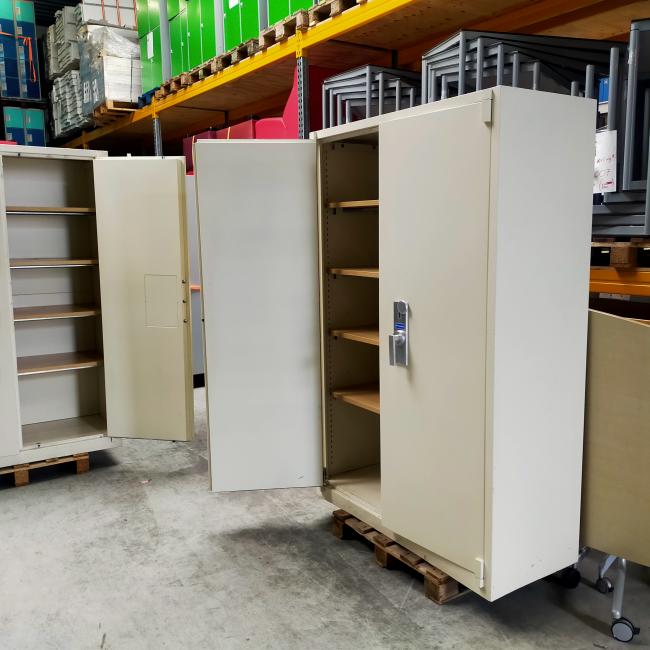  - 4x 795,- p.st. De Raat 195x126x55 grote zware brandvertragende kluiskasten met sleutel en 4 schappen cm (52)
